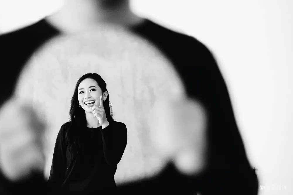 高清摄影 一个女人站在镜子前
