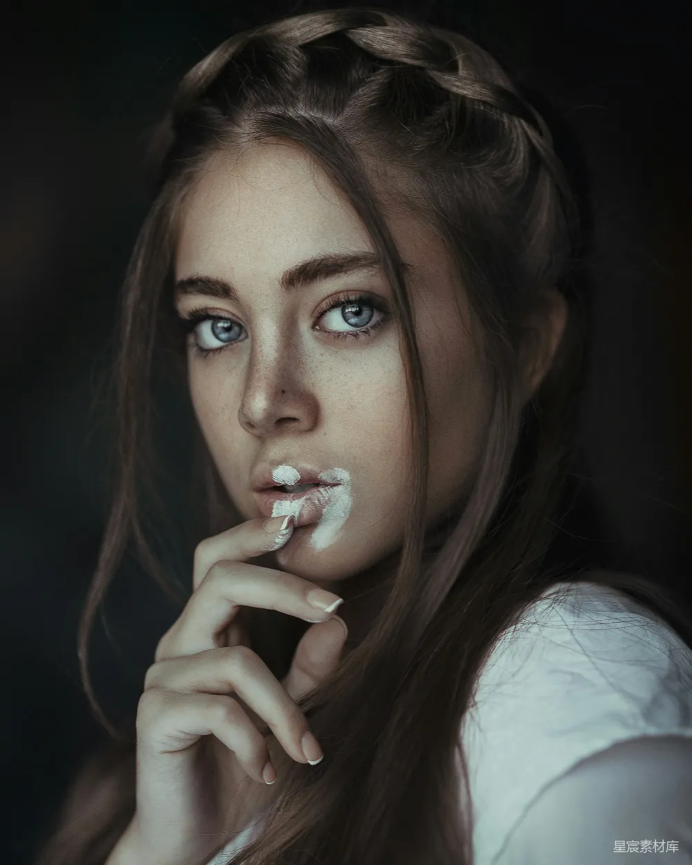 高清摄影 一个蓝眼睛的女人正在刷牙。