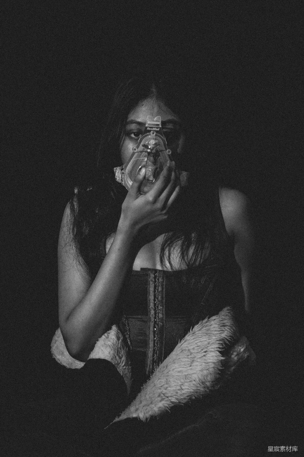 高清摄影  女性吸烟的照片为灰度图