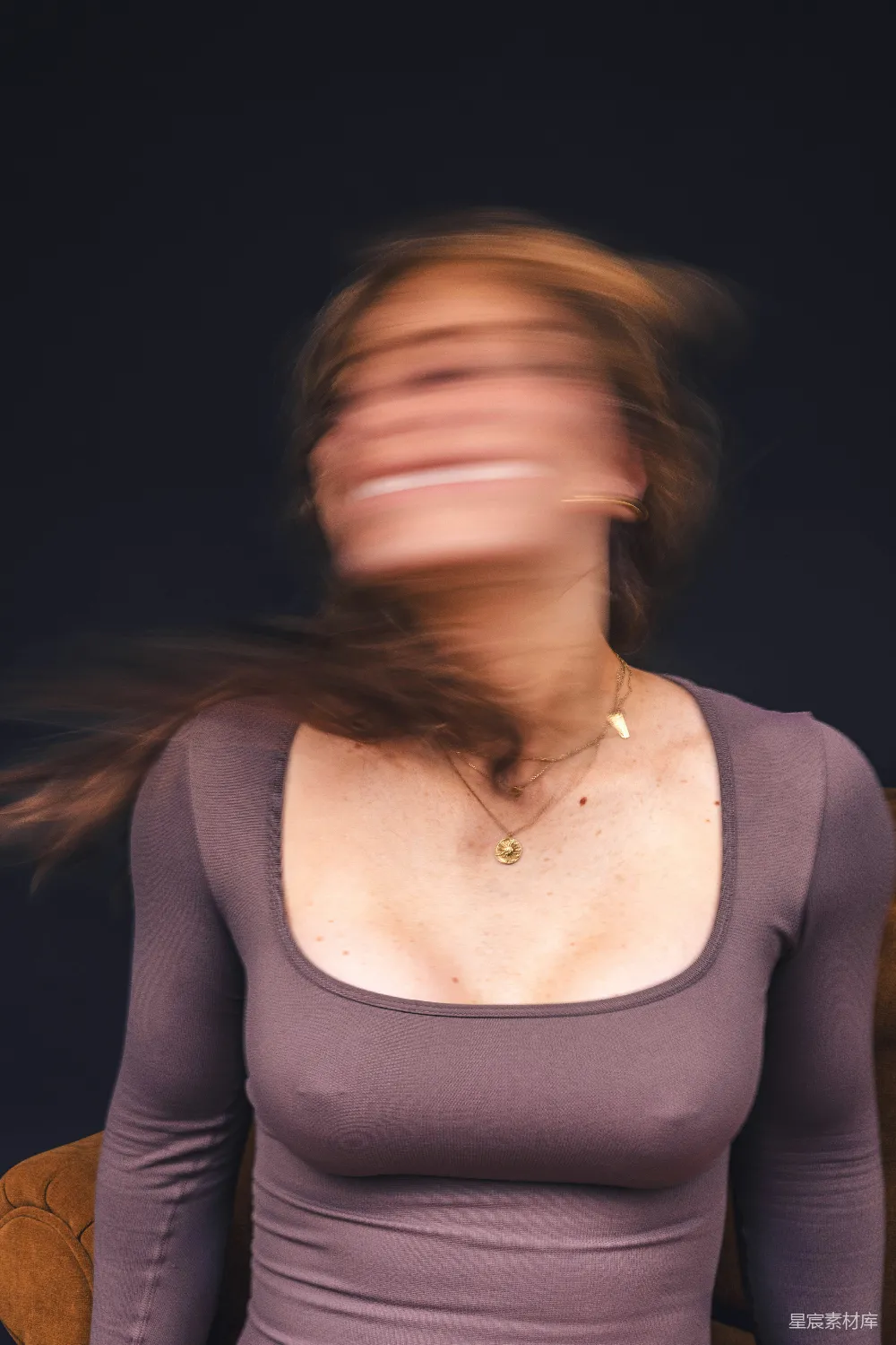 高清摄影 一位女人坐在椅子上的一张模糊照片