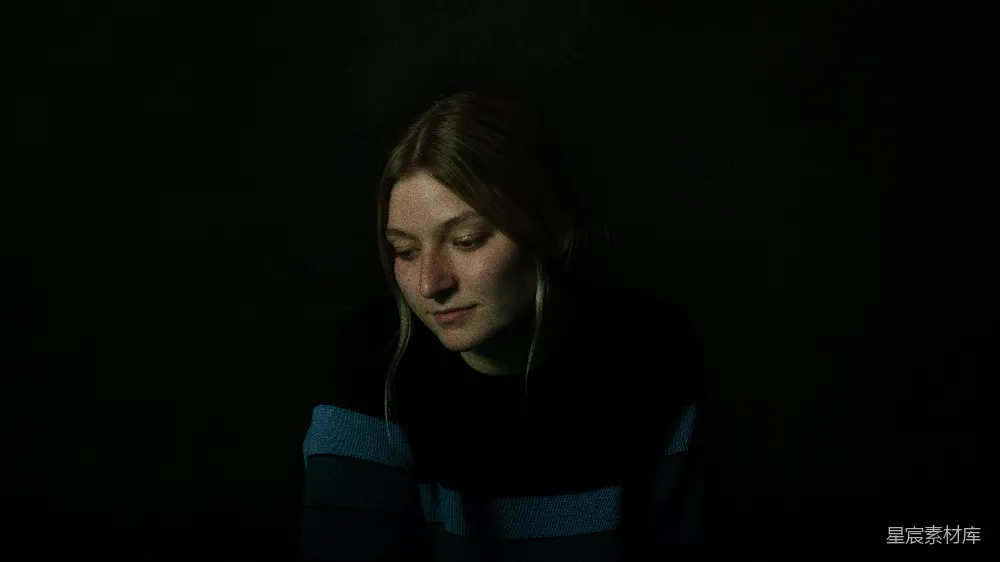 高清摄影 闭眼的女人在黑暗中