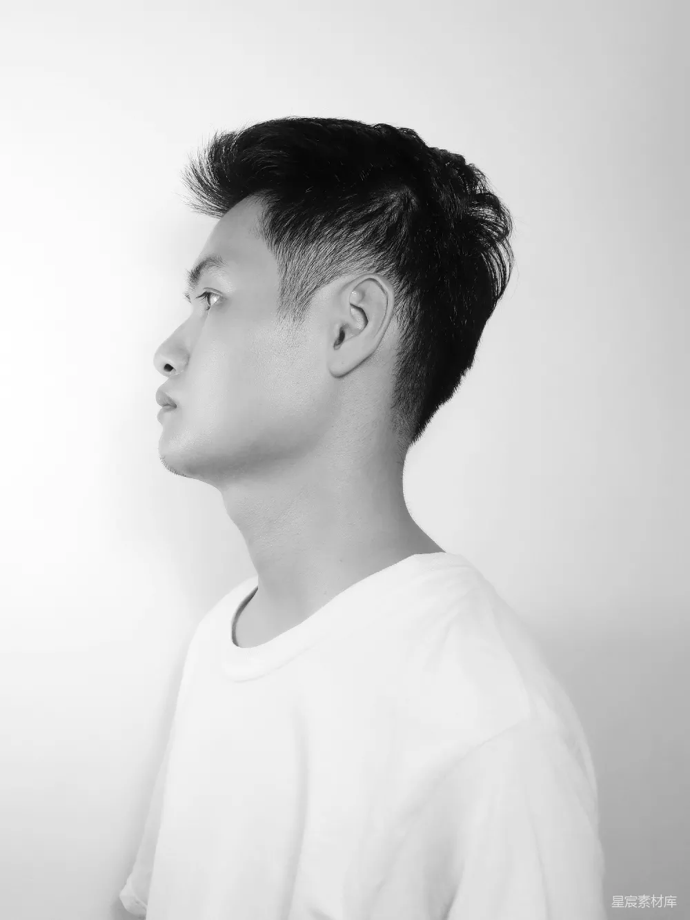 高清摄影 一位年轻男子的黑白照片
