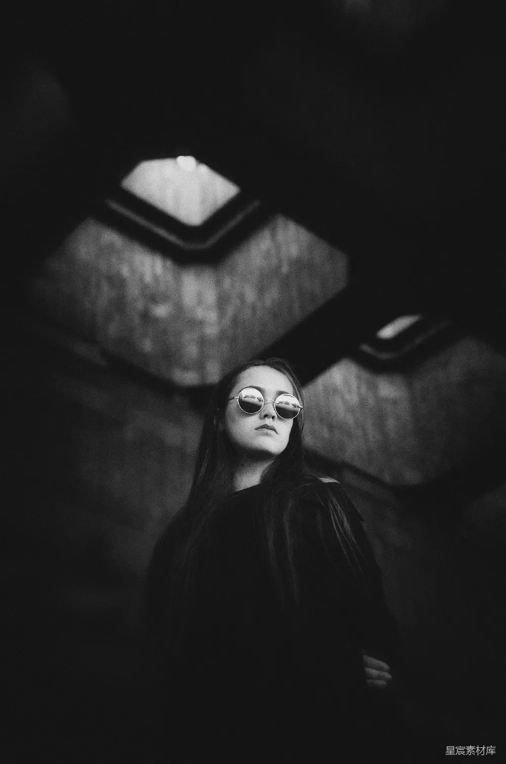 高清摄影 一个女人站在一间黑暗的房间里，眼睛闭上。