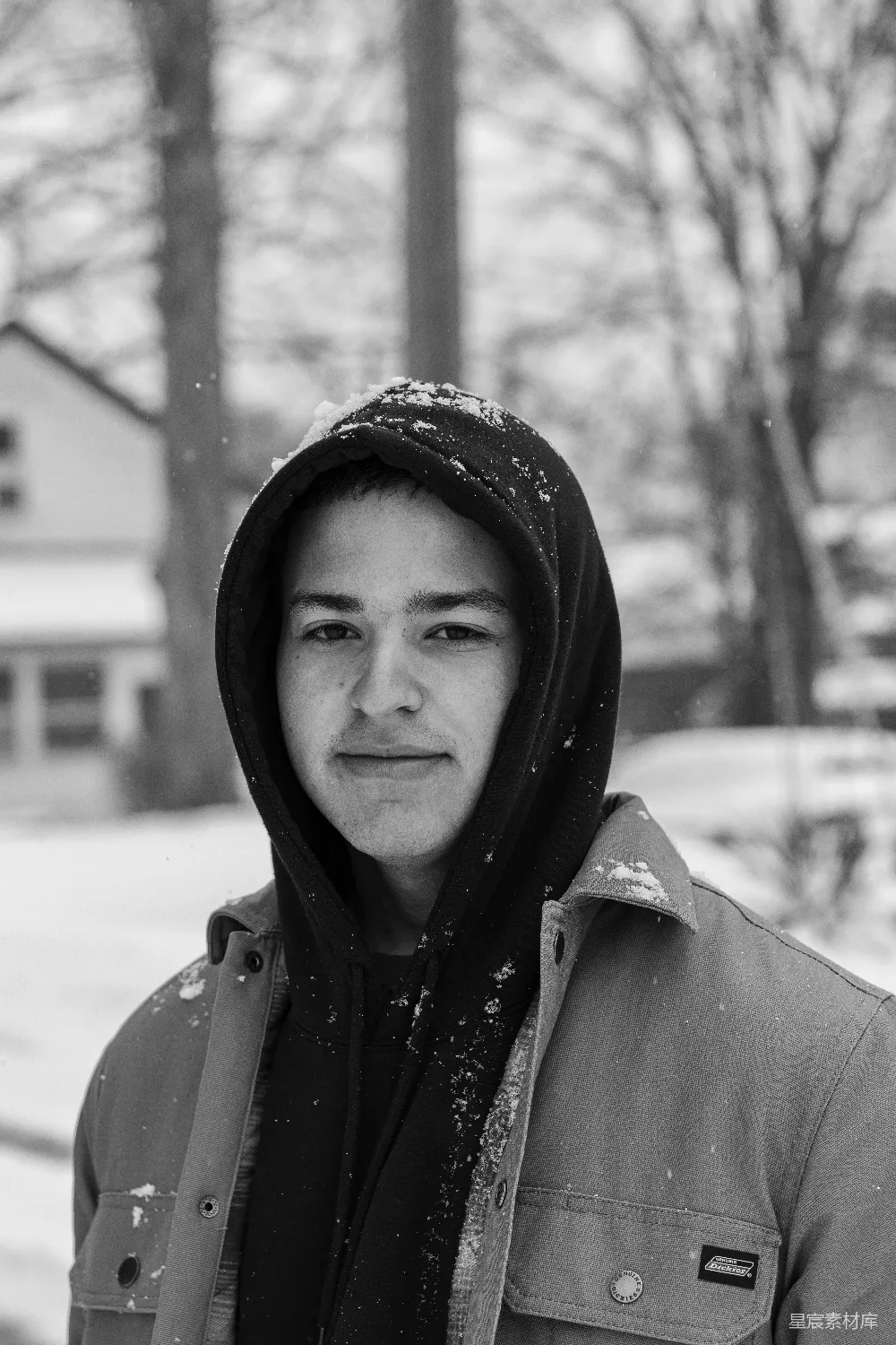 高清摄影 人物 穿着夹克的年轻人在雪中
