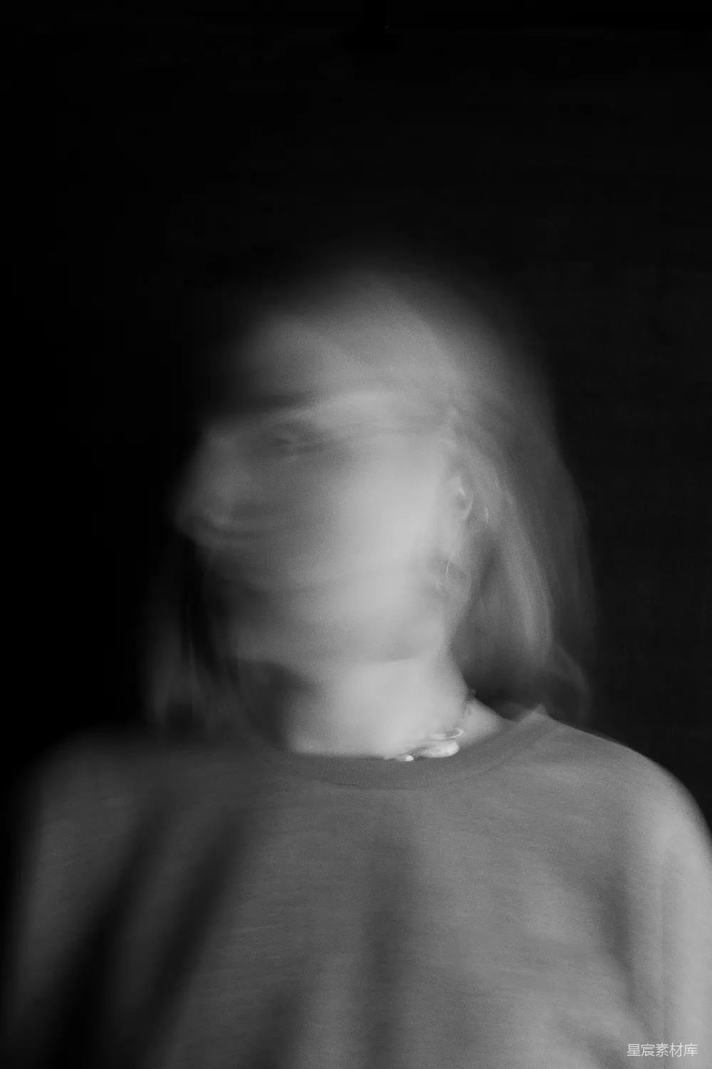 高清摄影 一个女人模糊的脸的照片
