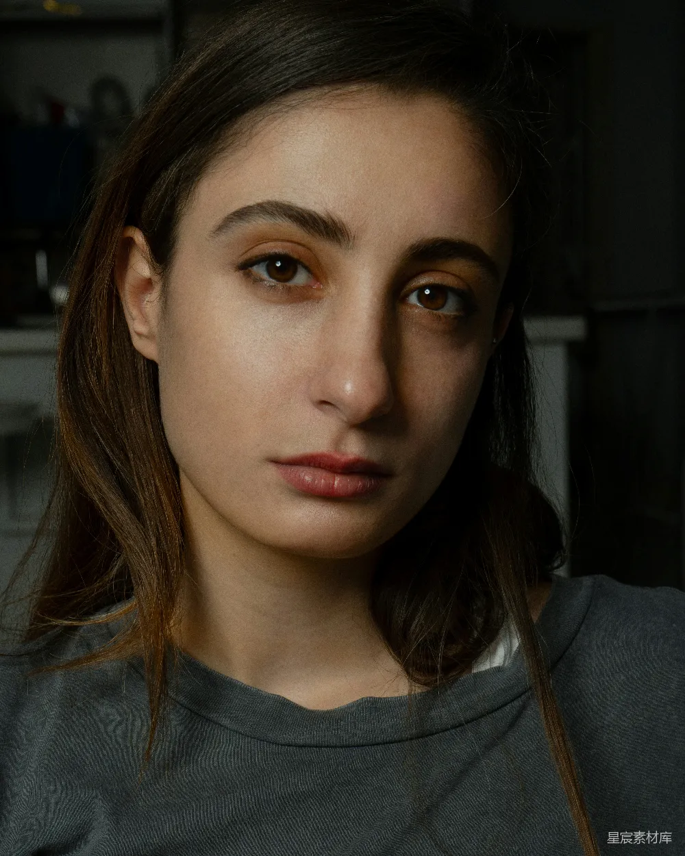 高清摄影 一个棕色眼睛的女人，穿着灰色上衣。