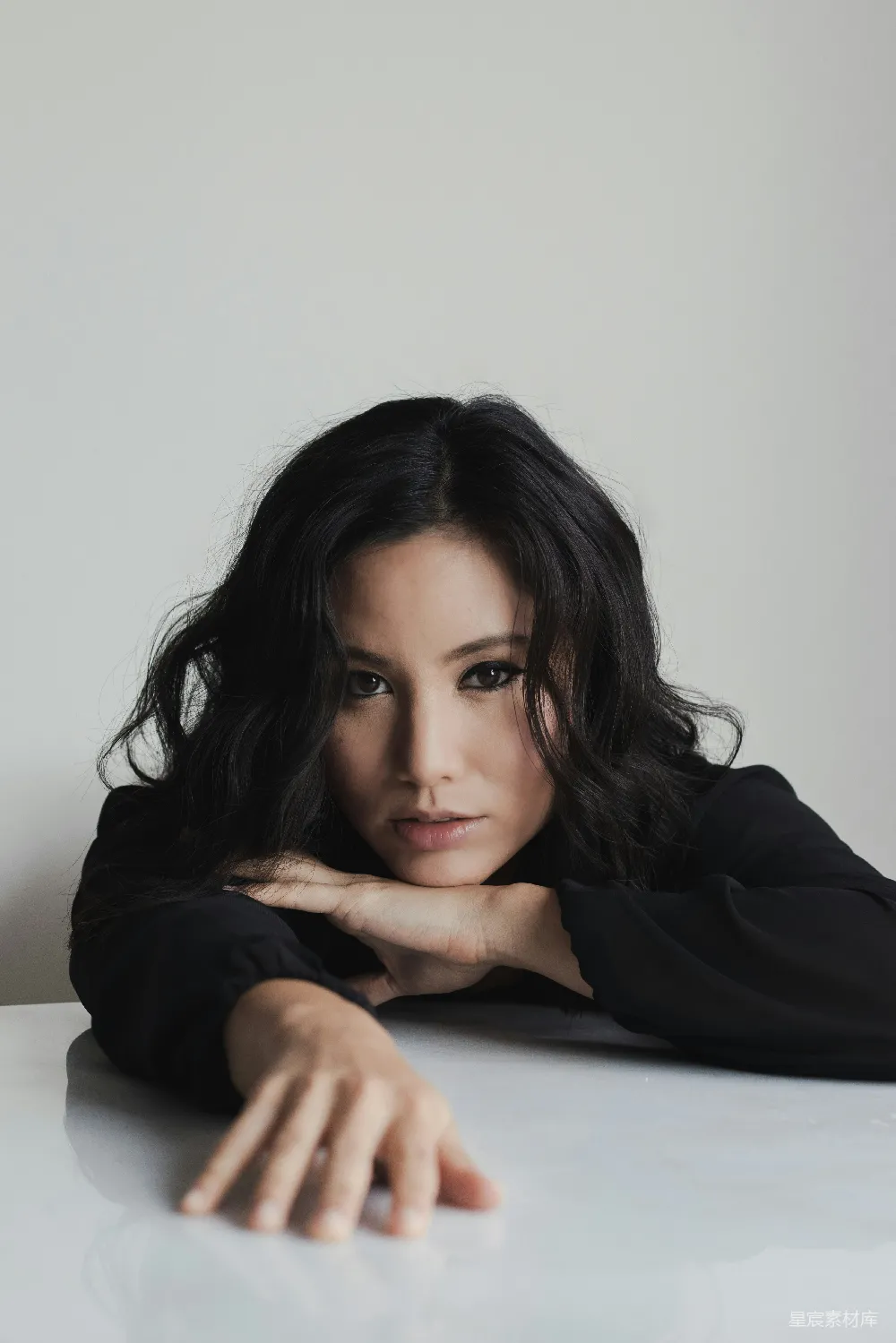 高清摄影 人物 黑色长袖上衣的女人 leaning 在白色桌子旁