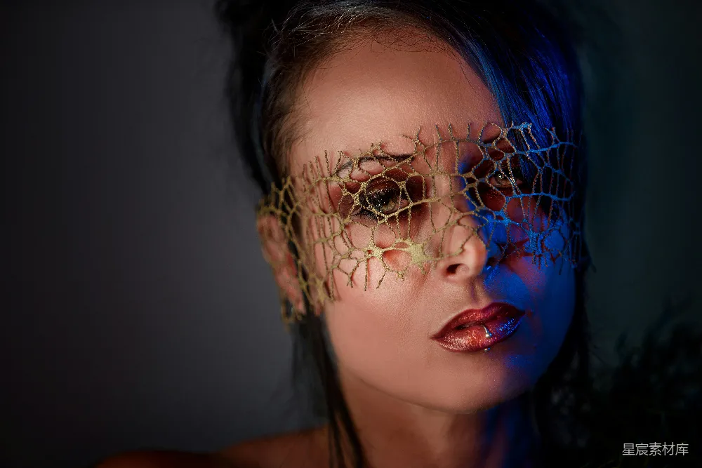 高清摄影  身穿蓝色头发并涂有红色口红的女人