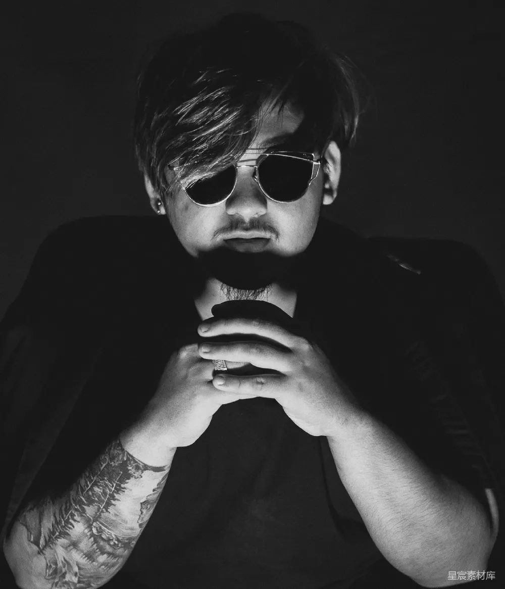 高清摄影 戴着墨镜的男人的灰度照片