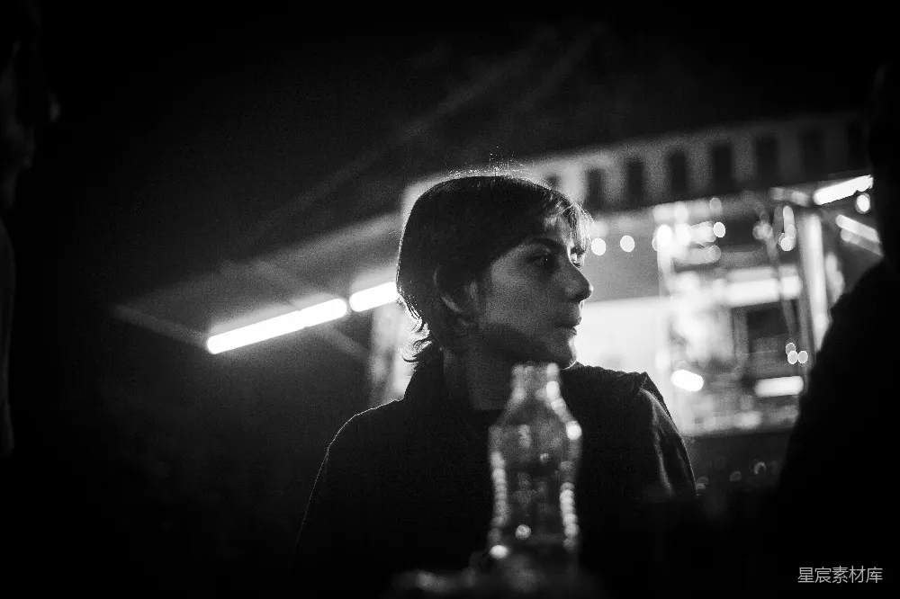 高清摄影 侧 profile 女人，夜幕下的酒瓶