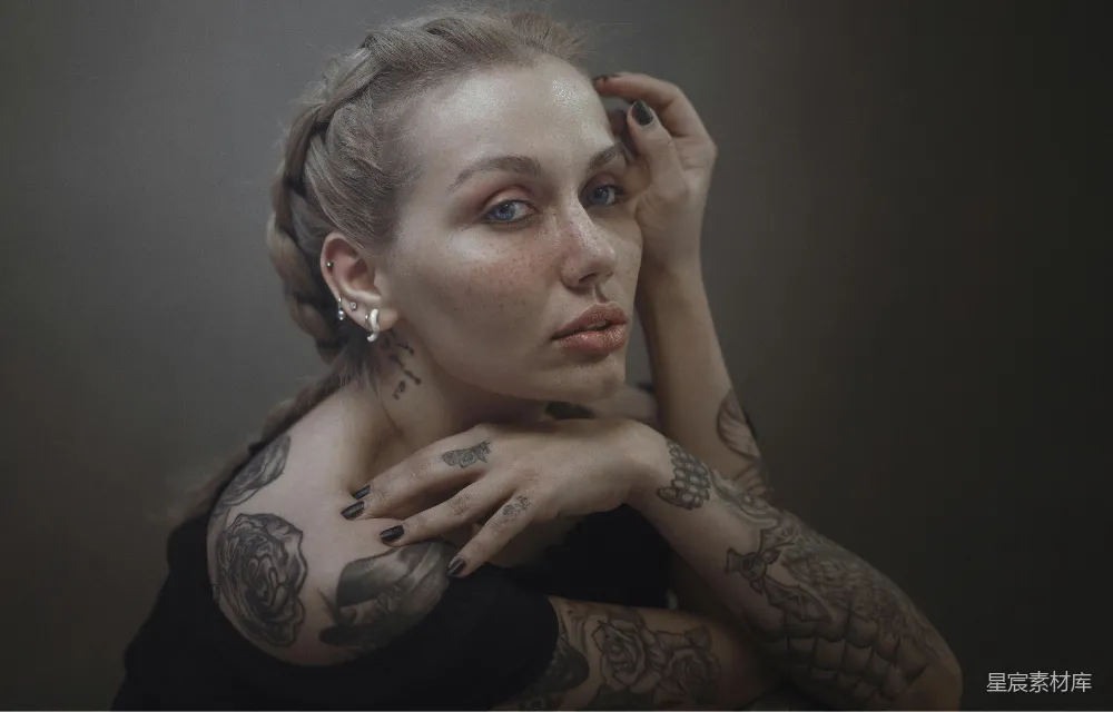 高清摄影  黑色露肩上衣穿着的女性摆姿势