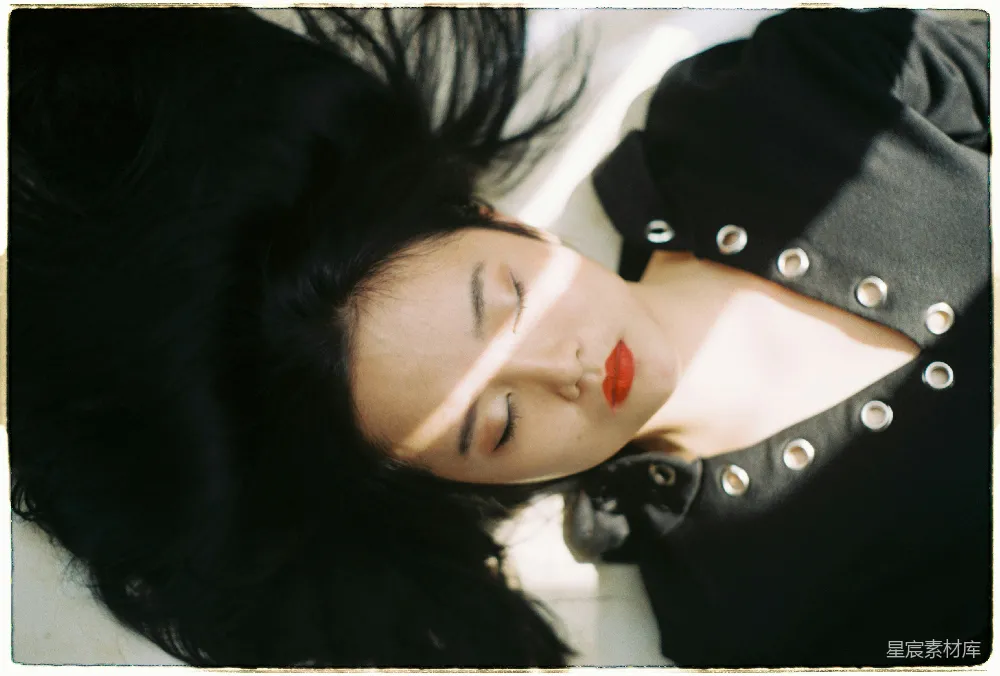 高清摄影  黑上衣的女人躺在地上