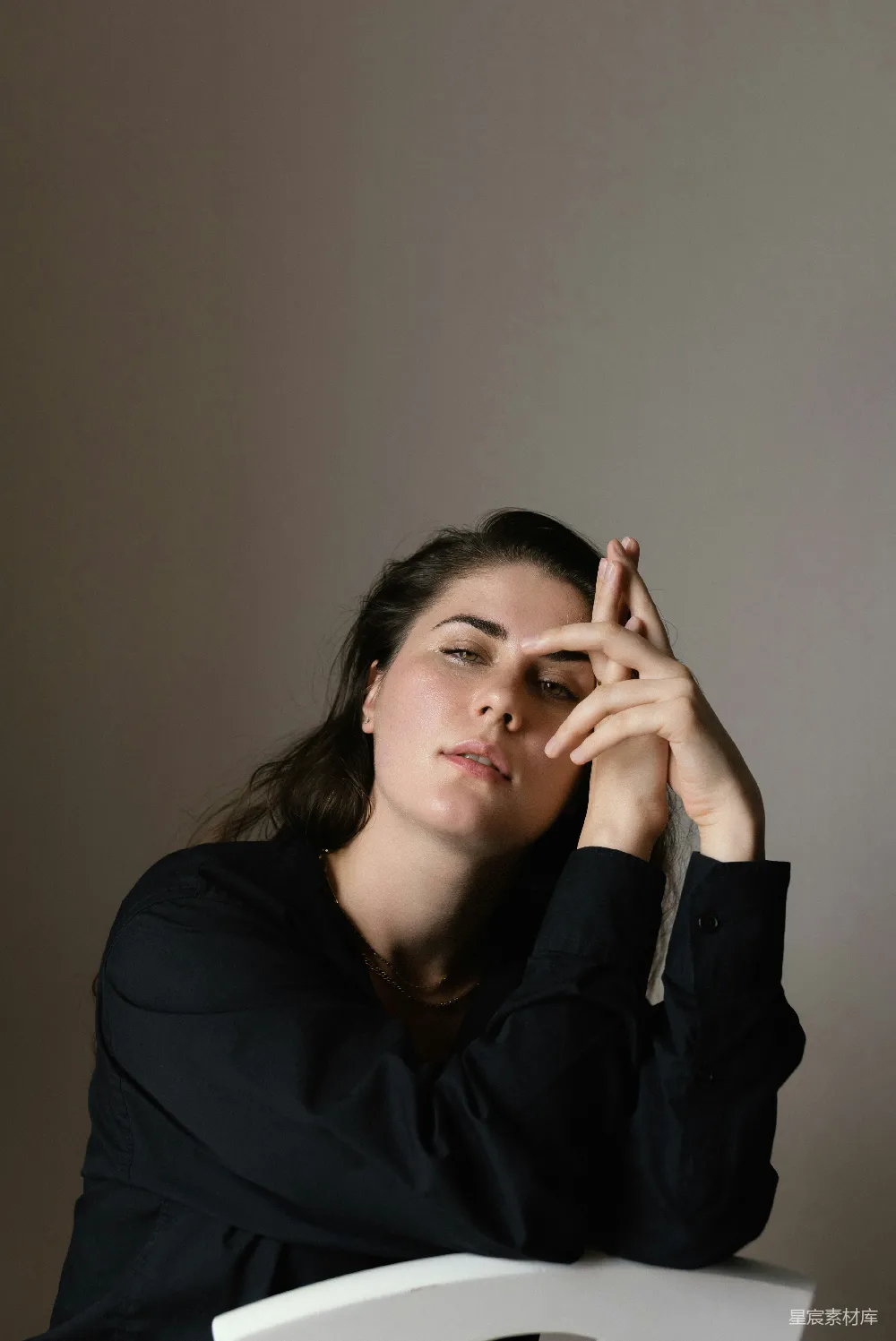 高清摄影 黑色夹克的女人正在捂着脸。