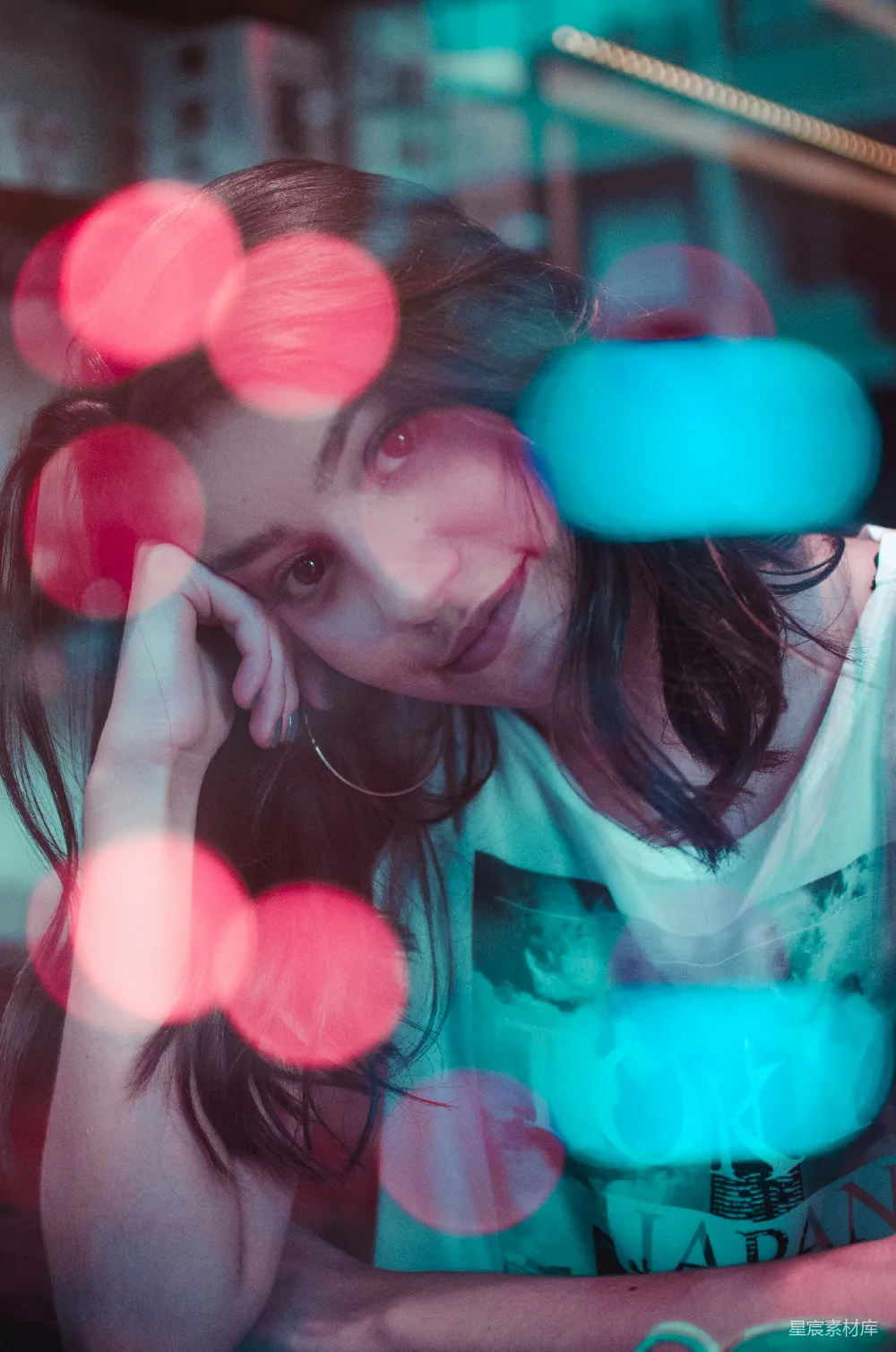 高清摄影 穿着白色上衣的女人照片，背景中有光晕效果的灯光