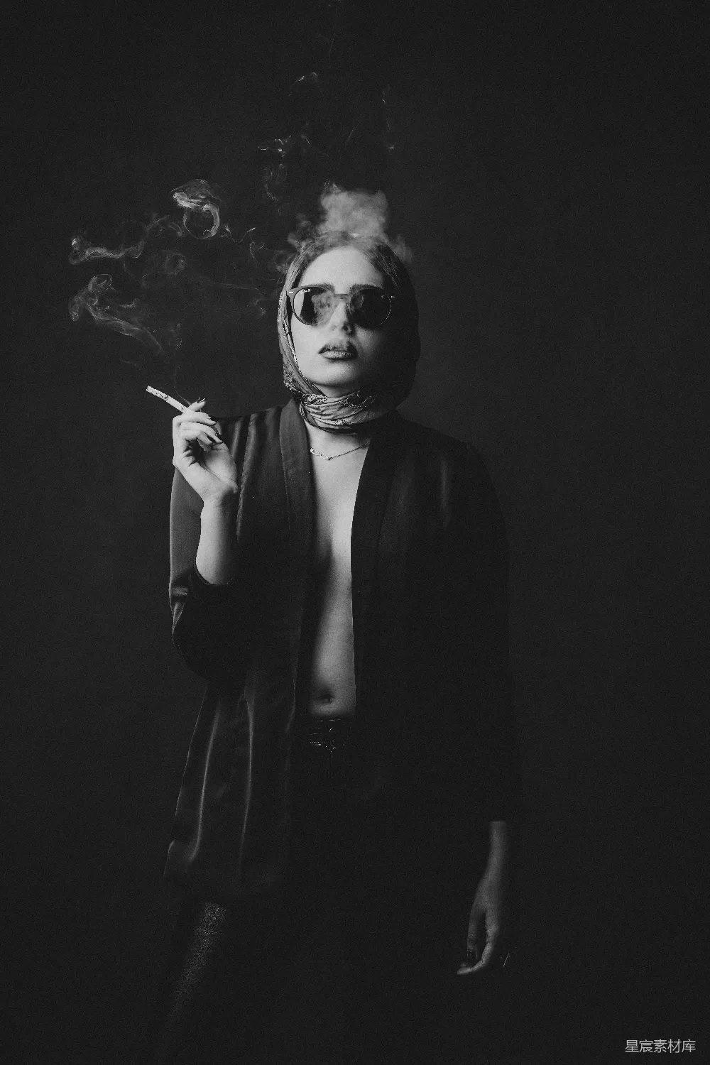 高清摄影 黑色连衣女郎和白色口罩的女子