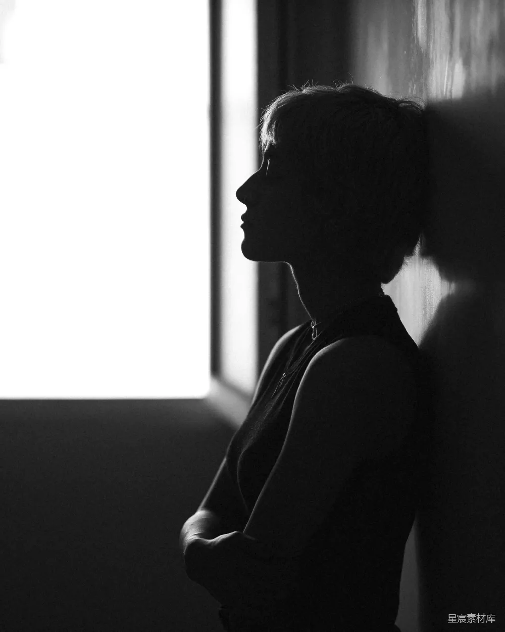 高清摄影 一位女子倚墙而立的轮廓图。