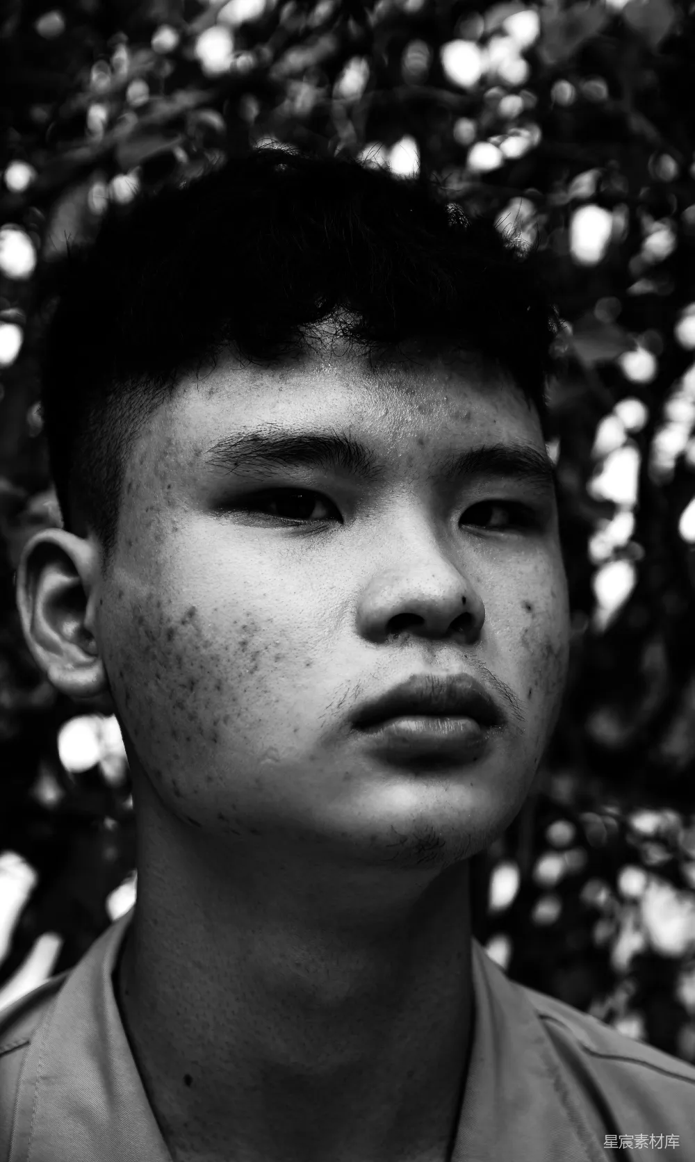 高清摄影  一张黑白照片中的年轻男子