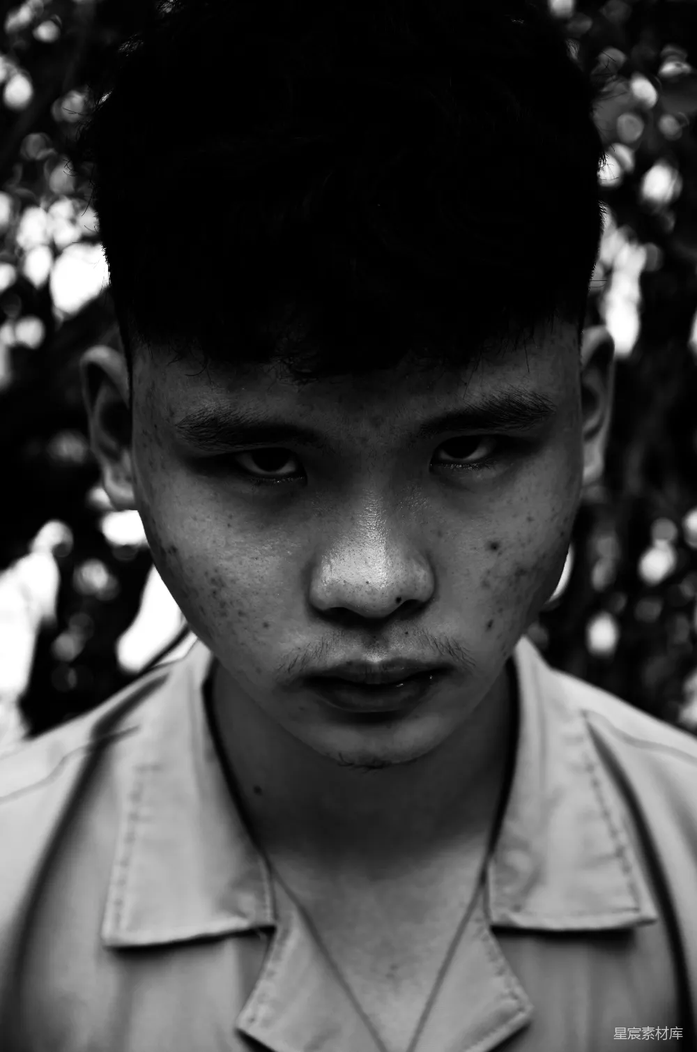 高清摄影  一位年轻男子的黑白照片