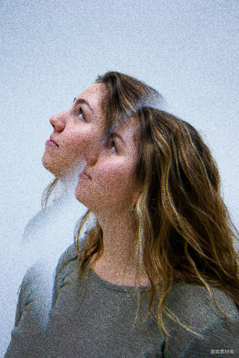 高清摄影 一个女人抬头看着空中 something