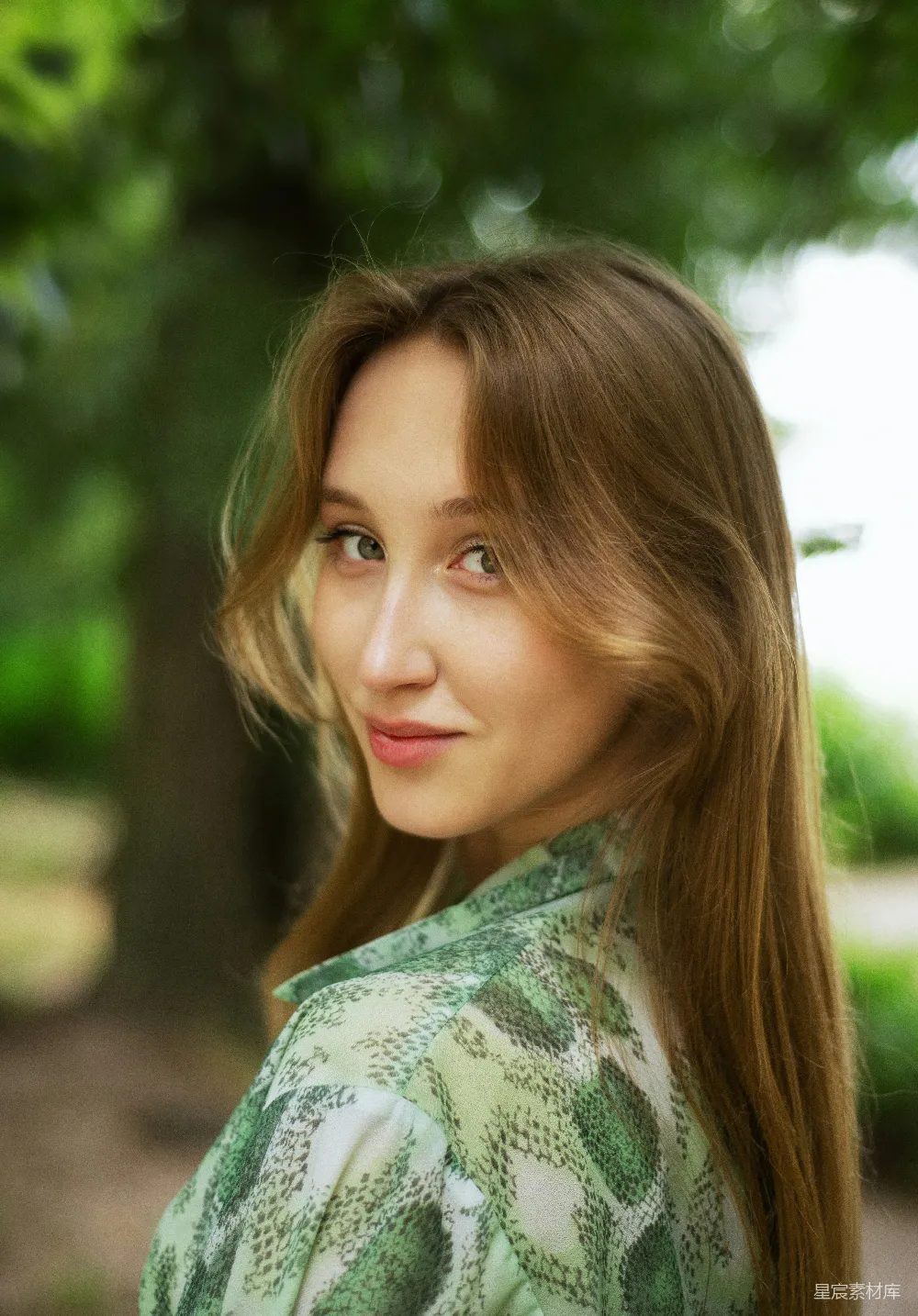 高清摄影 一头长发的女子站在一棵树前