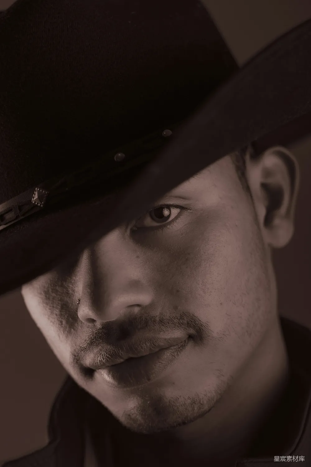 高清摄影 一幅穿 cowboy帽的男人的淡褐色肖像。