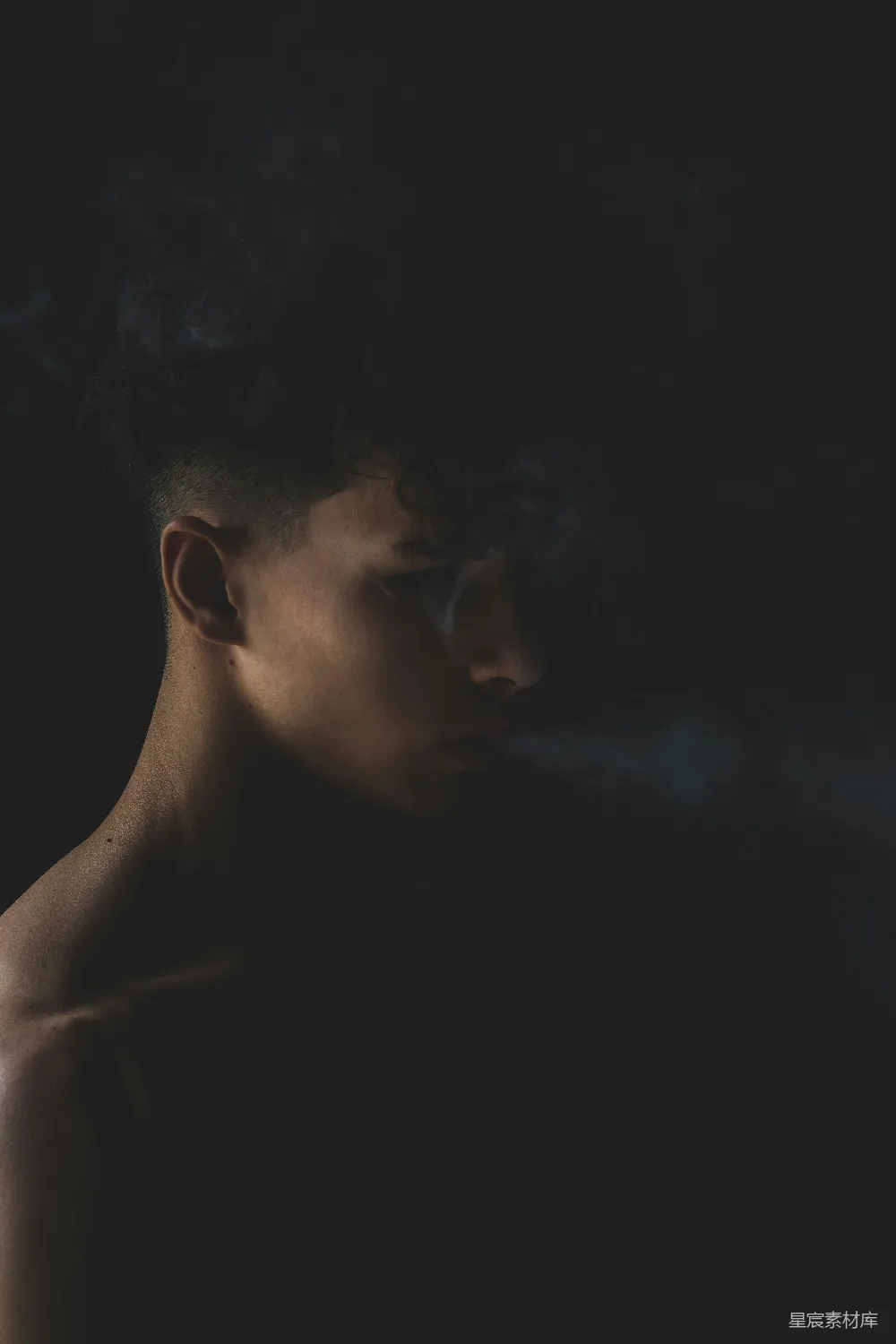 高清摄影  半裸的女人背景为黑色