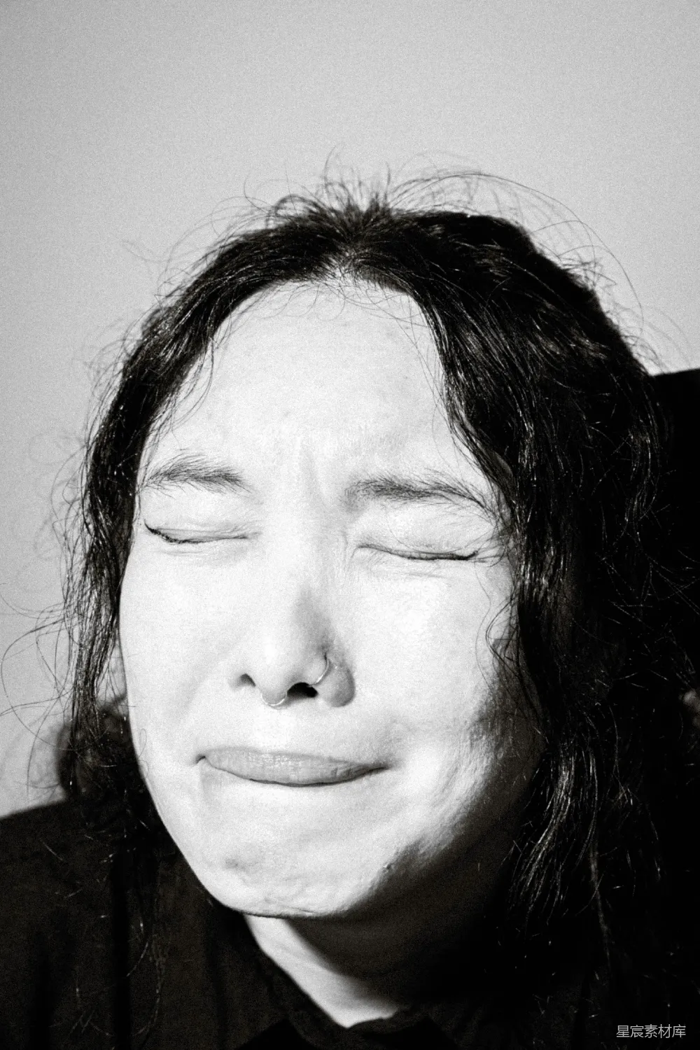 高清摄影  一张黑白照片中闭着眼睛的男人