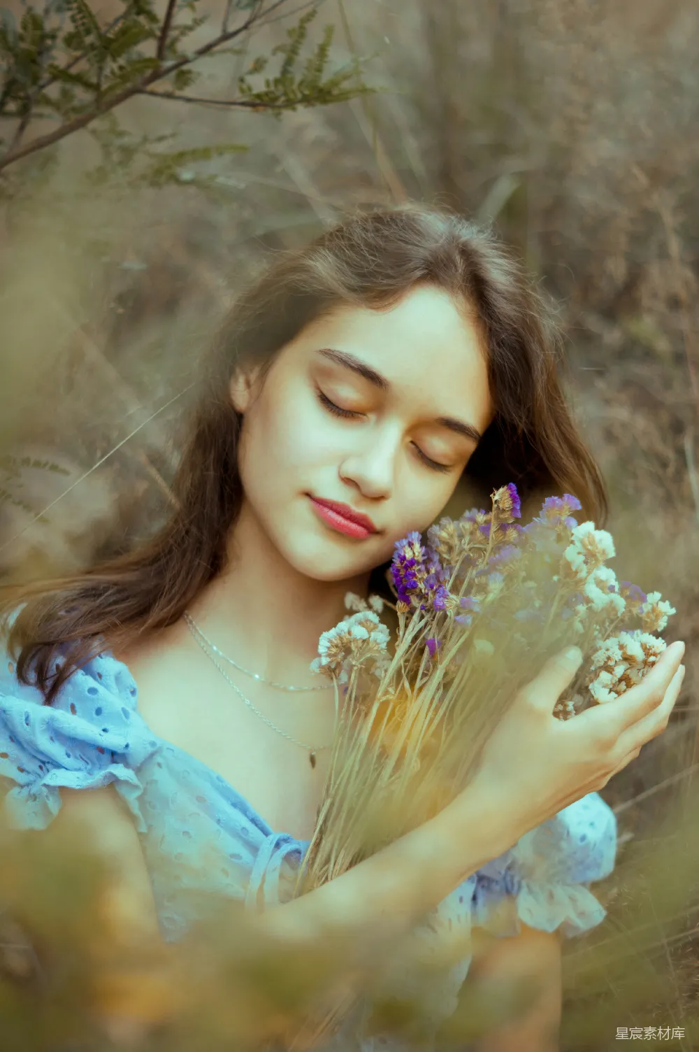 高清摄影 手里拿着一束花的女人