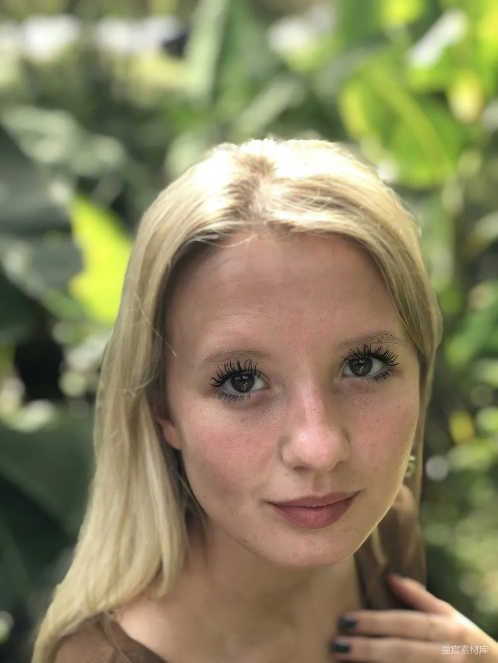 高清摄影 树下的女人