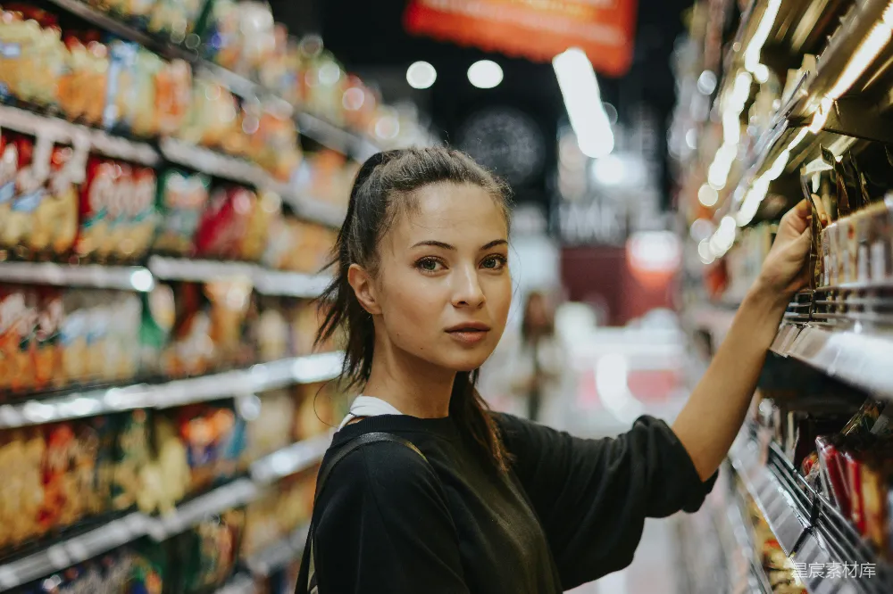 高清摄影 人物 女性在杂货店 aisle 购物