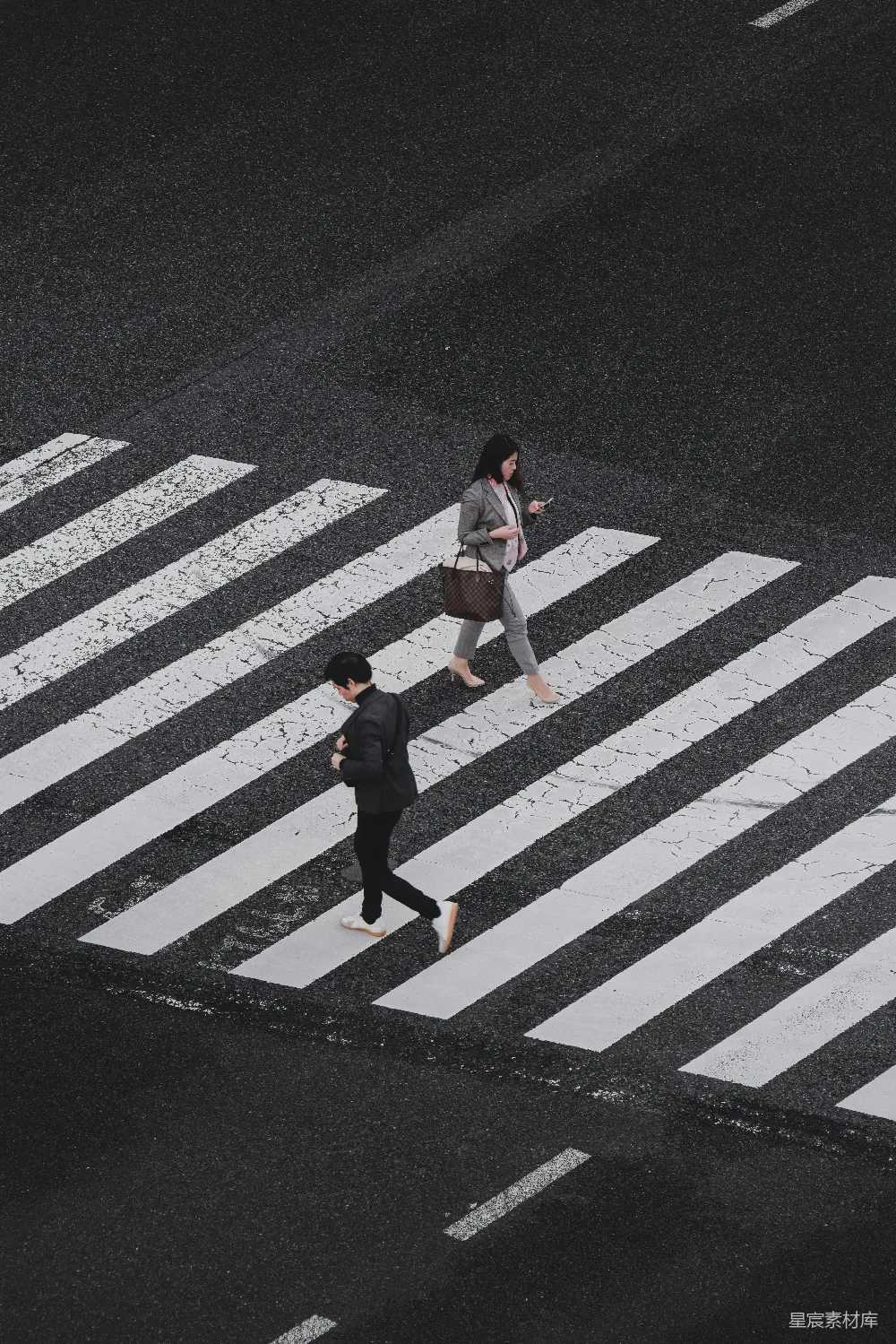 高清摄影 白天的人和 woman 在人行道上行走的航拍照片