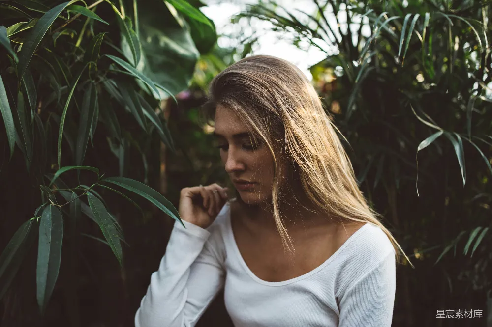 高清摄影 人物 靠近绿色植物的女人
