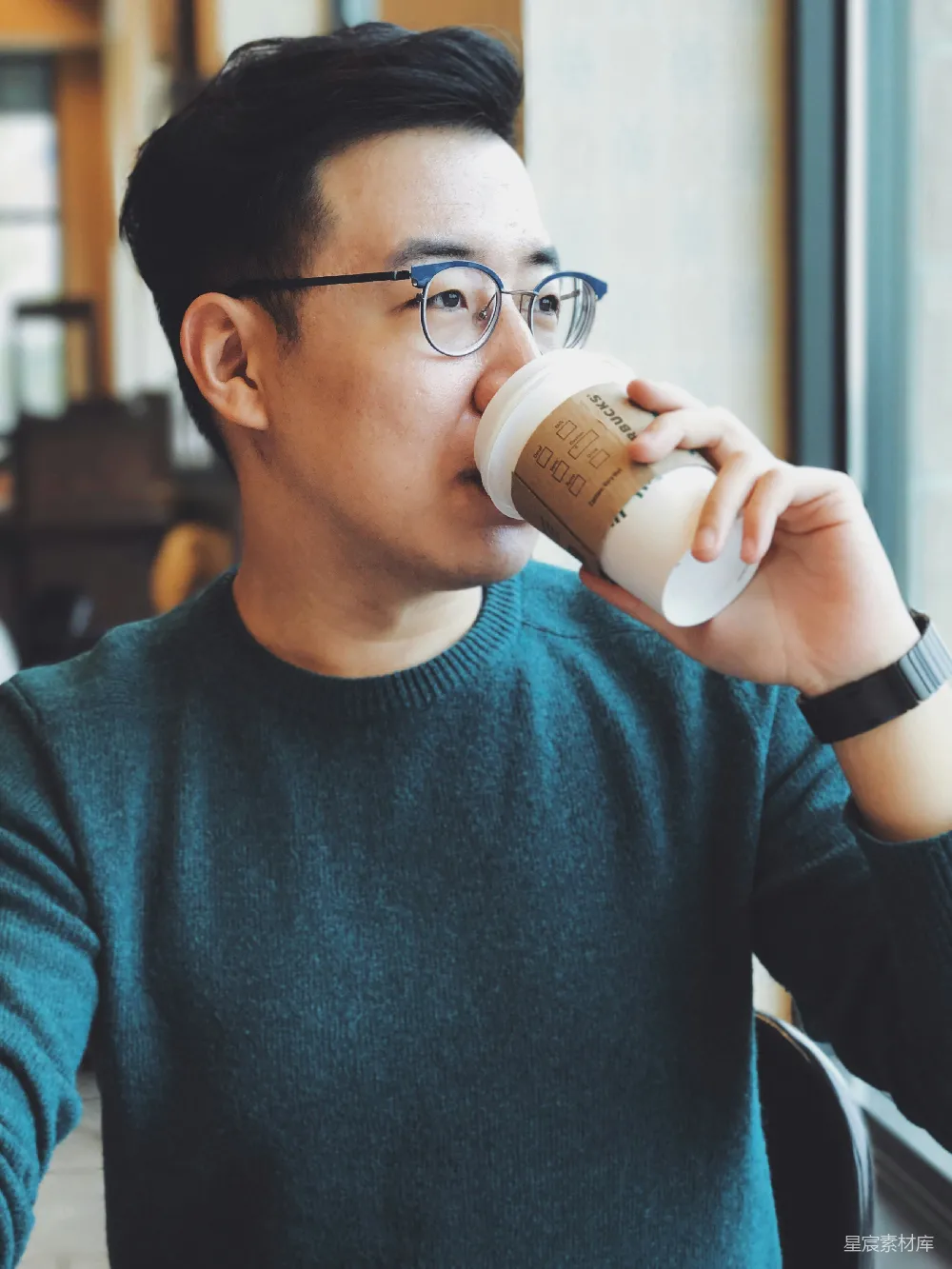高清摄影 手持星巴克一次性杯的男人