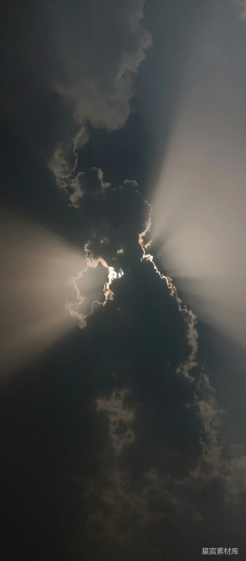 高清摄影 壁纸 天空中太阳透过云层照耀着。