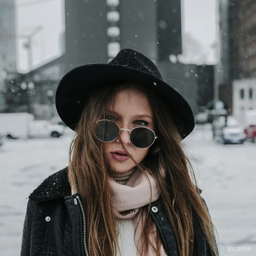 高清摄影 雪中浅景深摄影中戴着帽子的女人