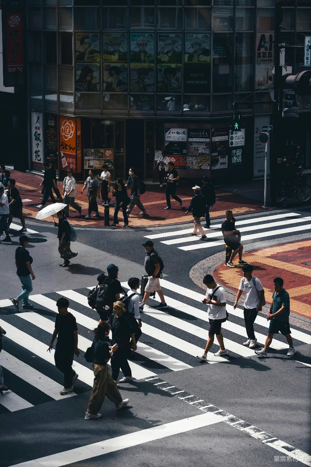 高清摄影 行人正在繁忙街道上的人行横道处穿越马路。