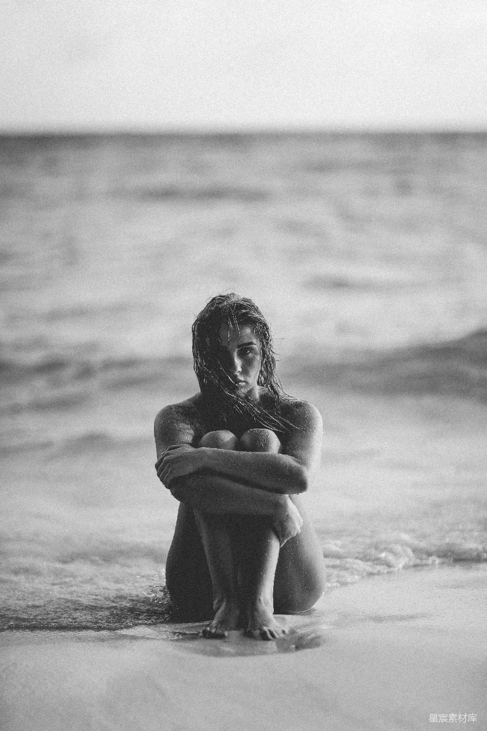 高清摄影 海边女性的灰度照片