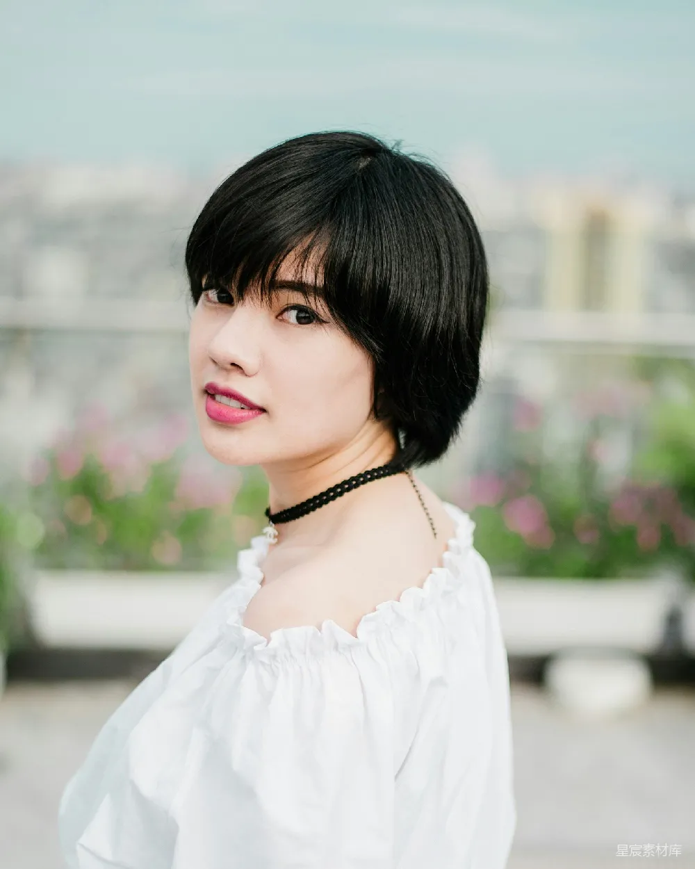 高清摄影 聚焦在穿着白色上衣和黑色项链的女人的选美照片