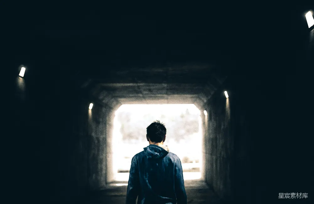 高清摄影  地铁站里站着一个人