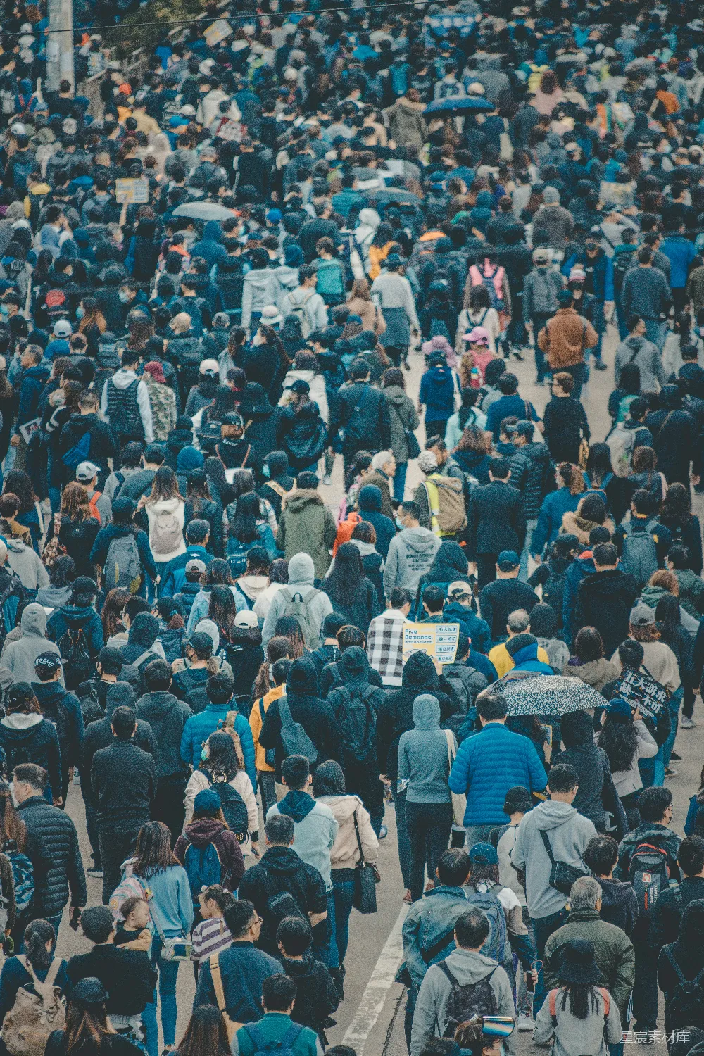 高清摄影  一大群人在街道上行走