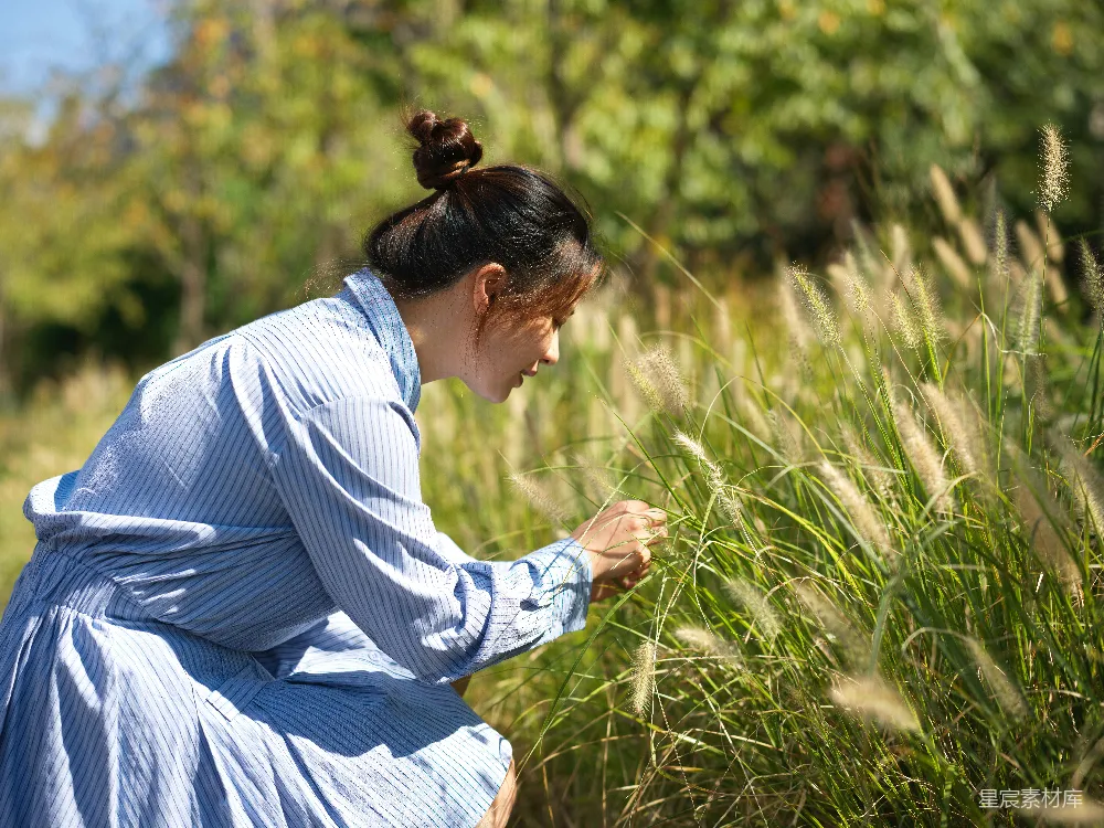 高清摄影 人物 一个穿蓝色连衣裙的女子站在田野里