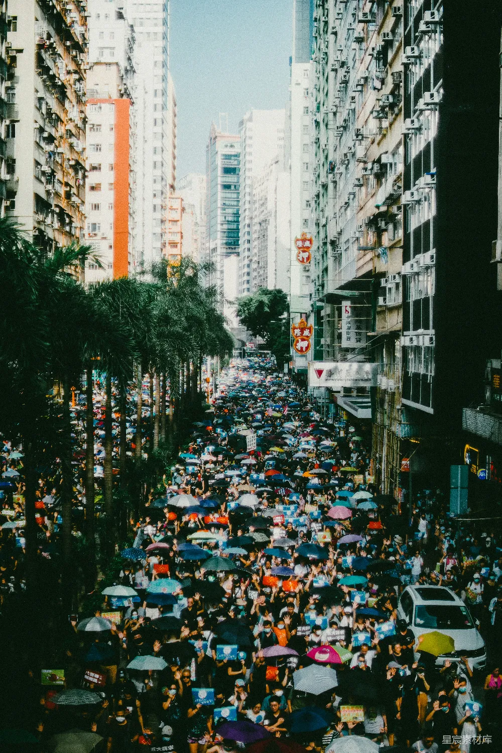 高清摄影 城市街道上的人们在白天