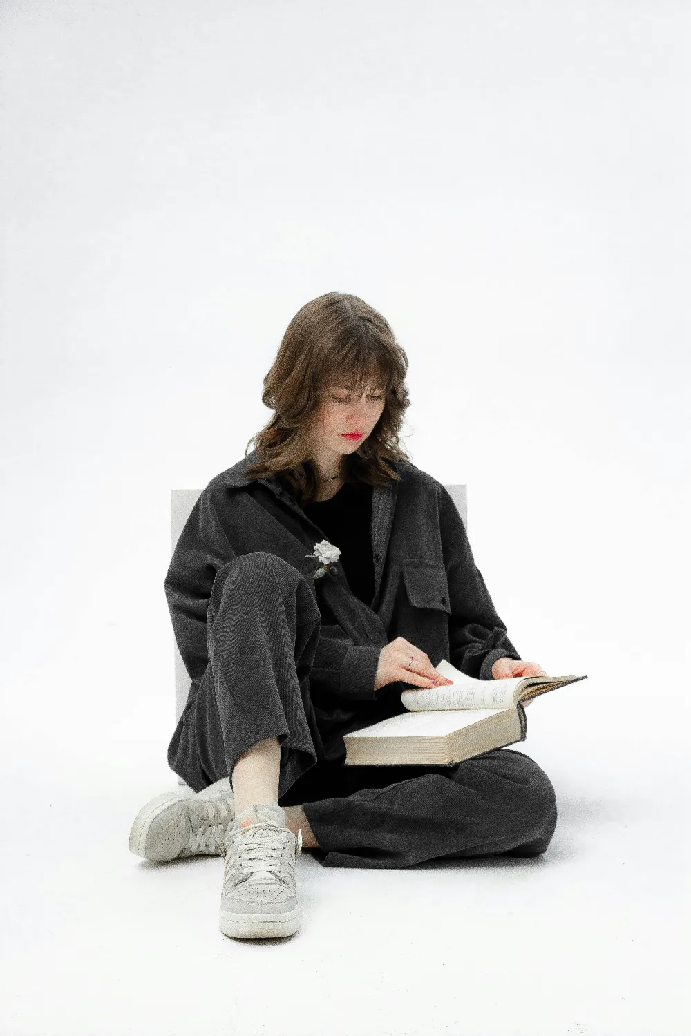 高清摄影 阅读 休闲 简约 阅读时光：坐在地板上的女孩
