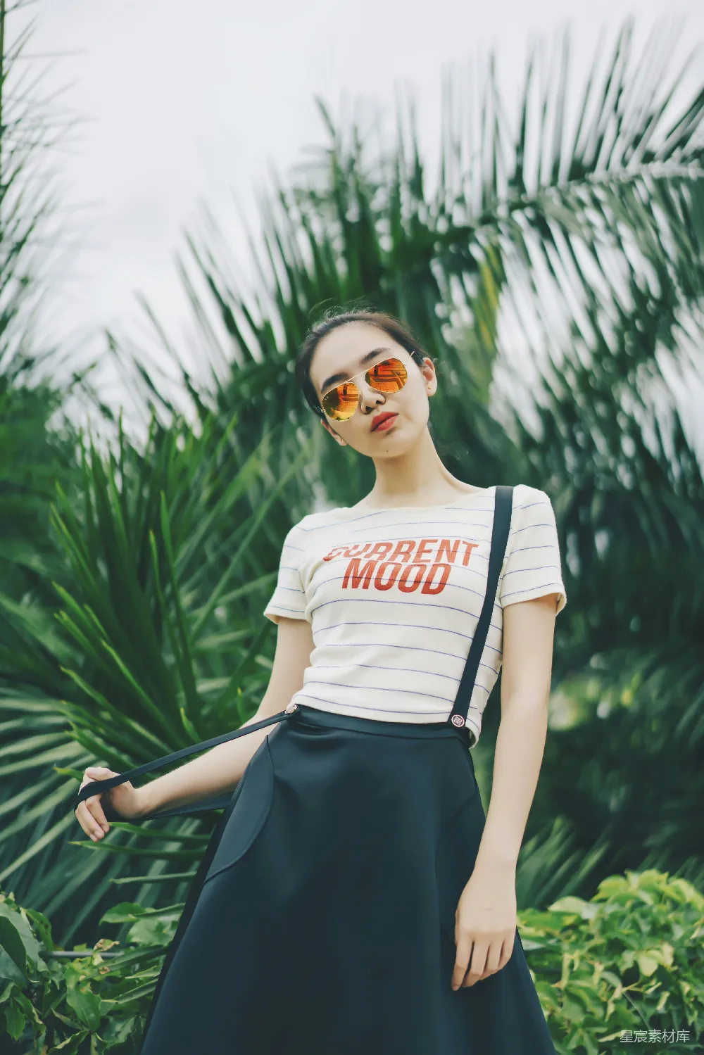高清摄影 人物 站在棕榈植物后面的妇女