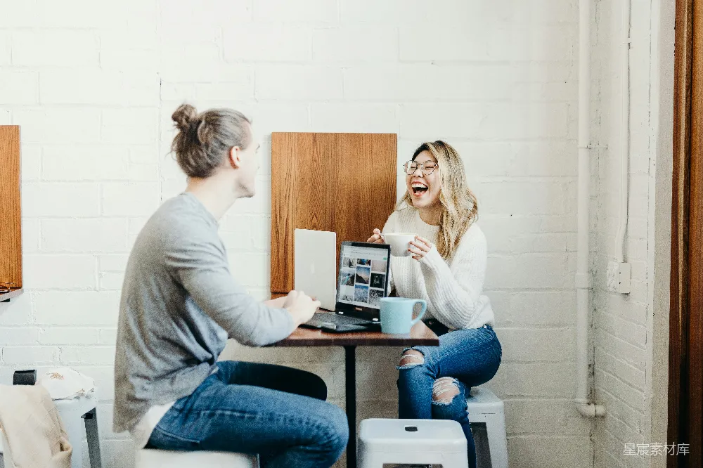 高清摄影 夫妻二人坐在餐桌旁