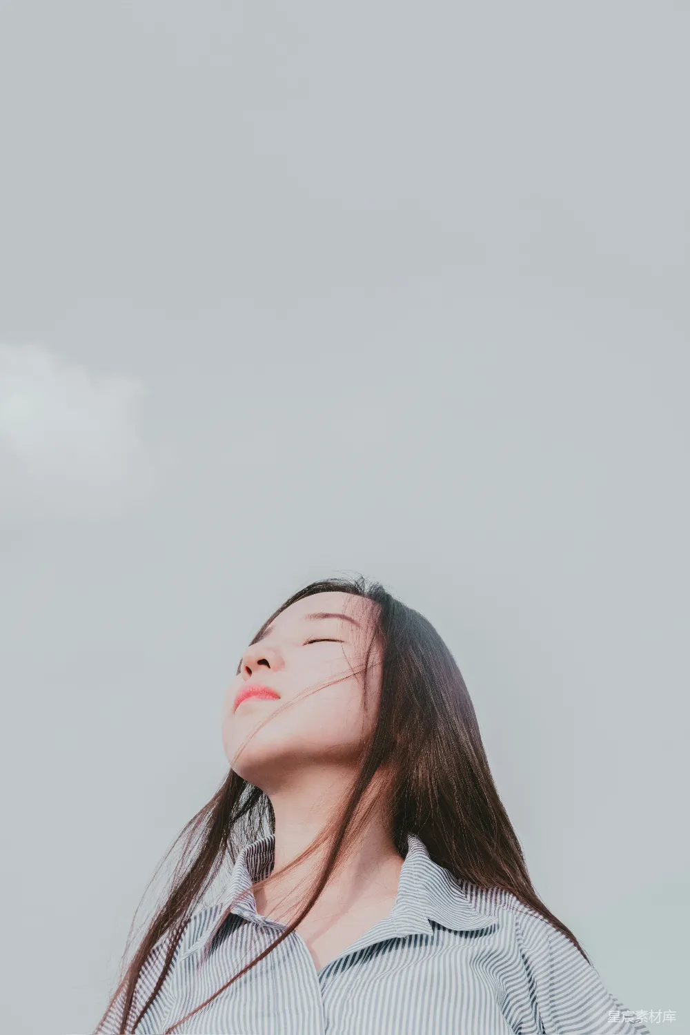 高清摄影 身穿白色和蓝色条纹扣领上衣的女性