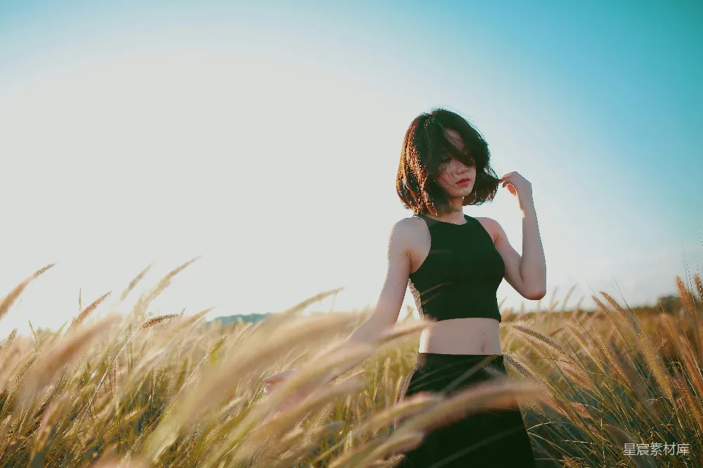 高清摄影 白天妇女在麦田中
