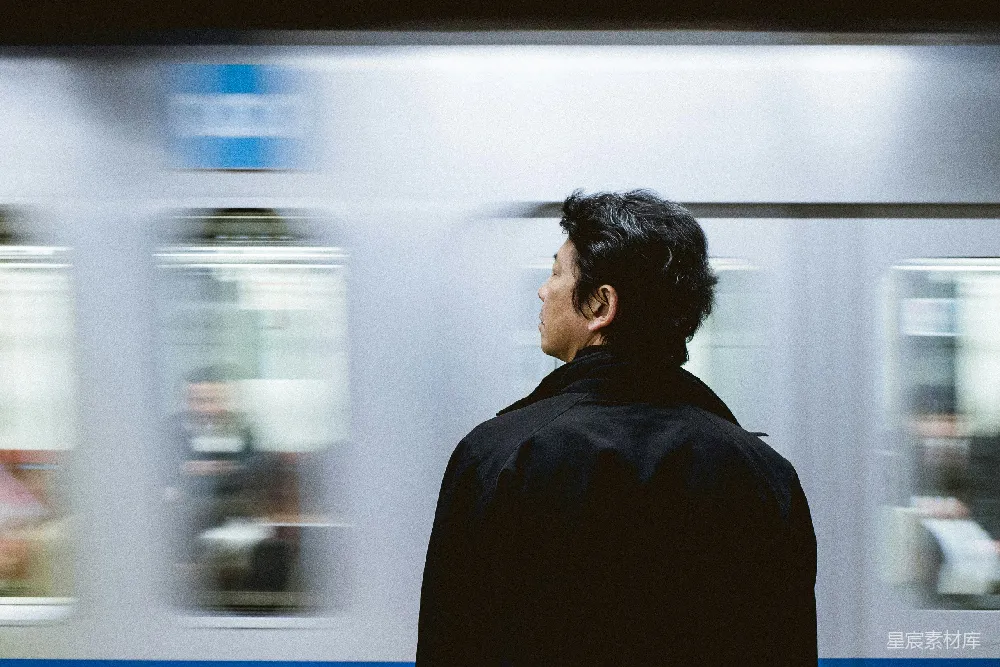 高清摄影 近距离拍摄站在火车前的男人