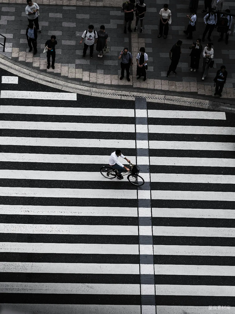 高清摄影 骑车人在人行横道上穿过一条繁忙的街道。