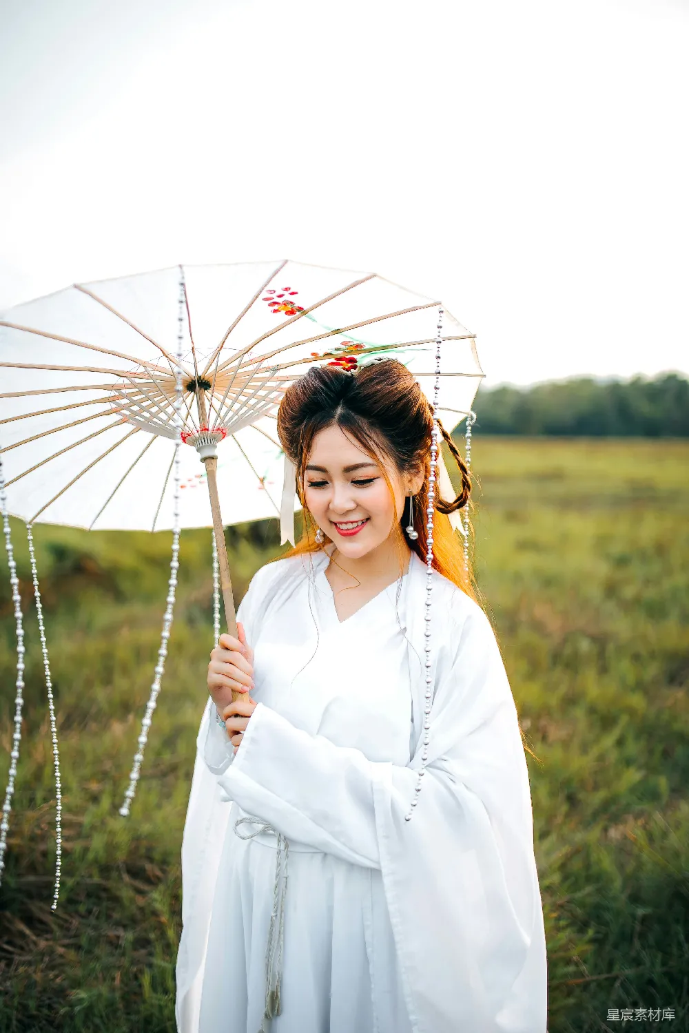 高清摄影 身穿白色和服的女性手持白色伞